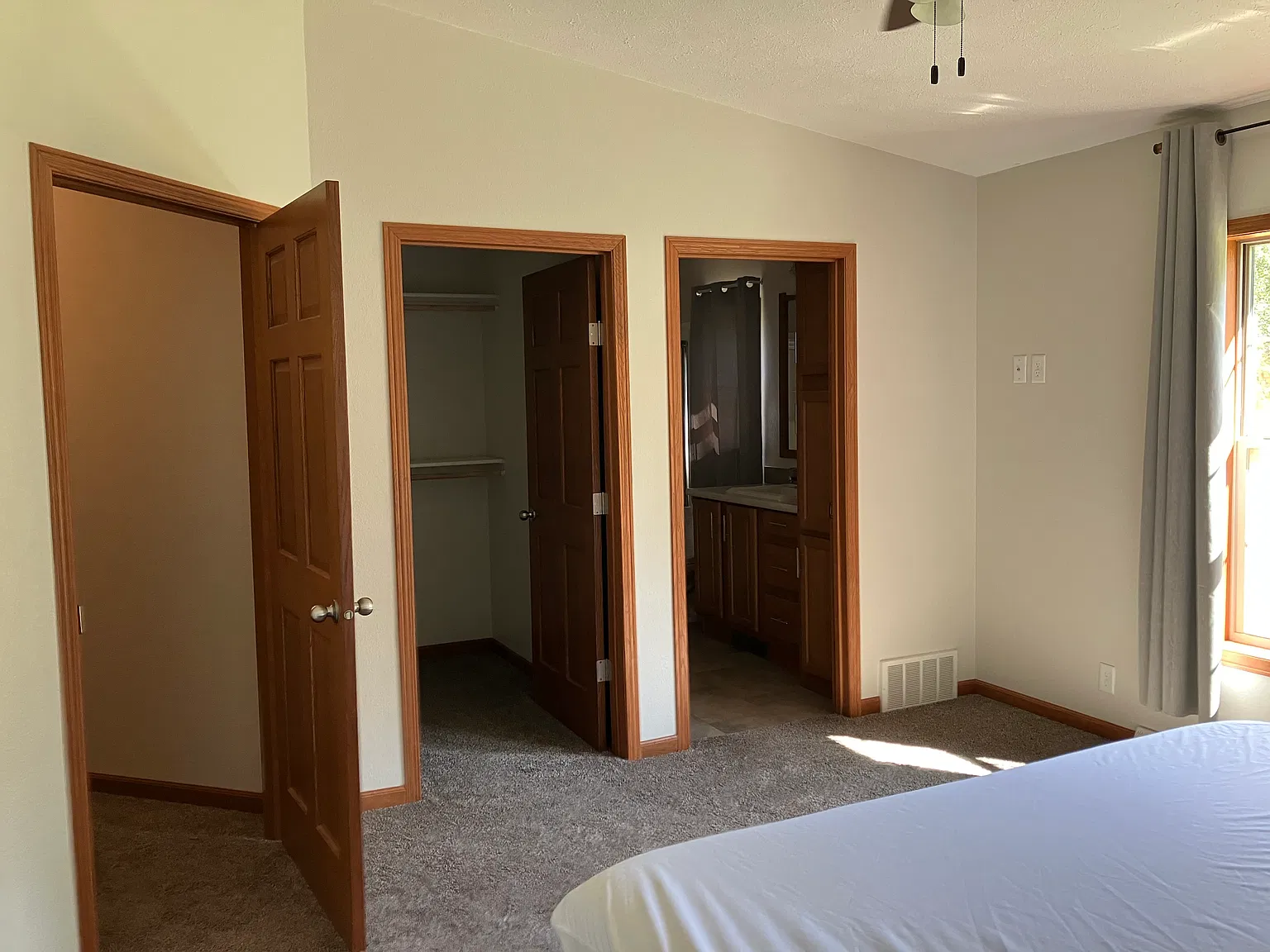 3 bed, 3136 sqft, $2,200 — Photo 2