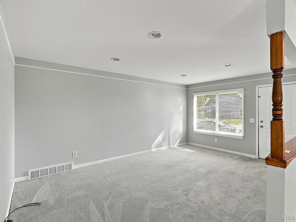 28793 Groveland St, photo 4