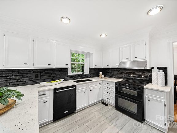 5th image of 4000 Waterford Dr