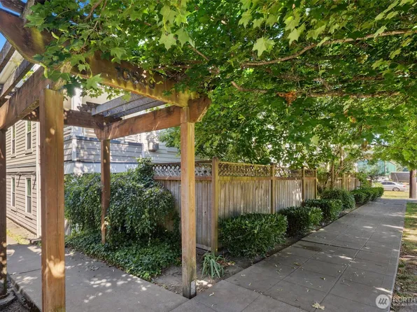 10549 Stone Avenue N #101, Seattle, WA 98133