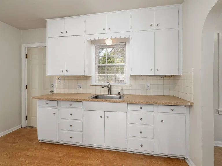 141 N Bleckley Dr — Photo 9