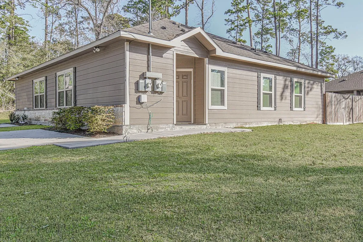 Building Photo - 15627 Sycamore Dr