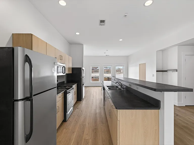 116 E 3rd St — Photo 29