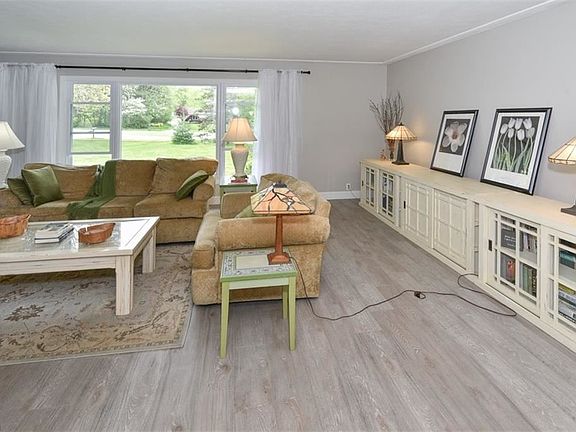 3rd image of 9249 Pineviewoval Dr