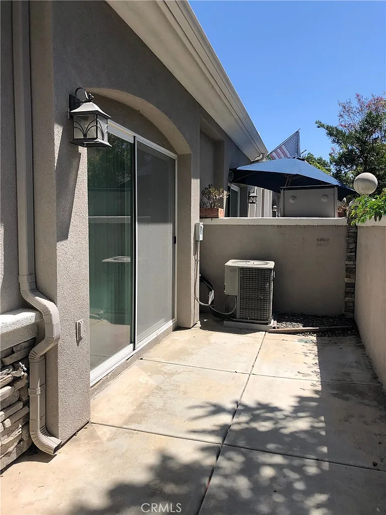 3 bed, 2.5 bath, 1350 sqft, $4,200 — Photo 2