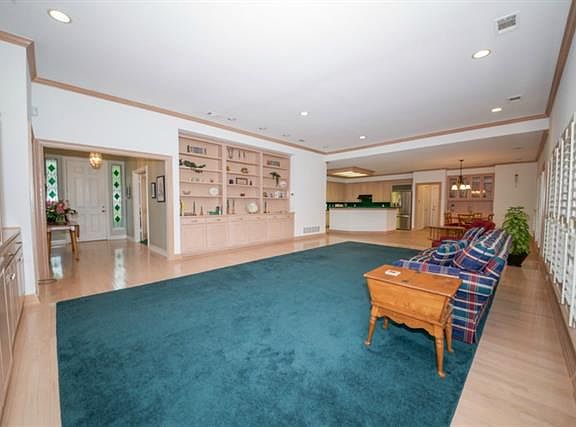 4th image of 2325 Fairway Cir