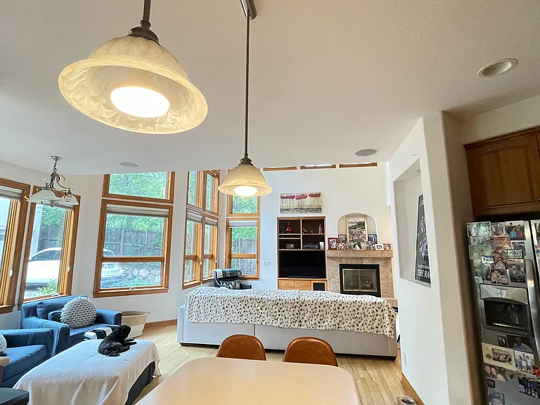 560 University Ave — Photo 25
