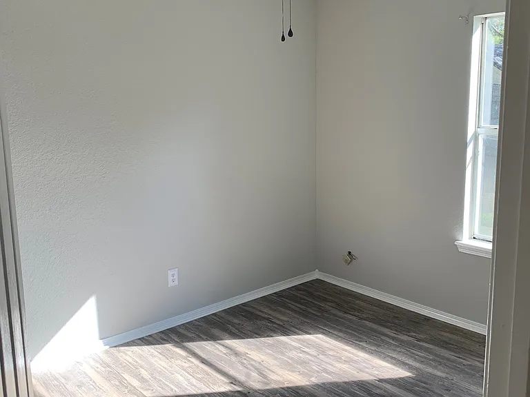 228 NW J St — Photo 17