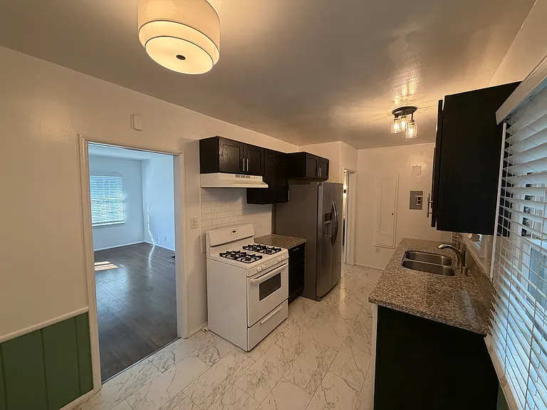124 N Beachwood Dr — Photo 8