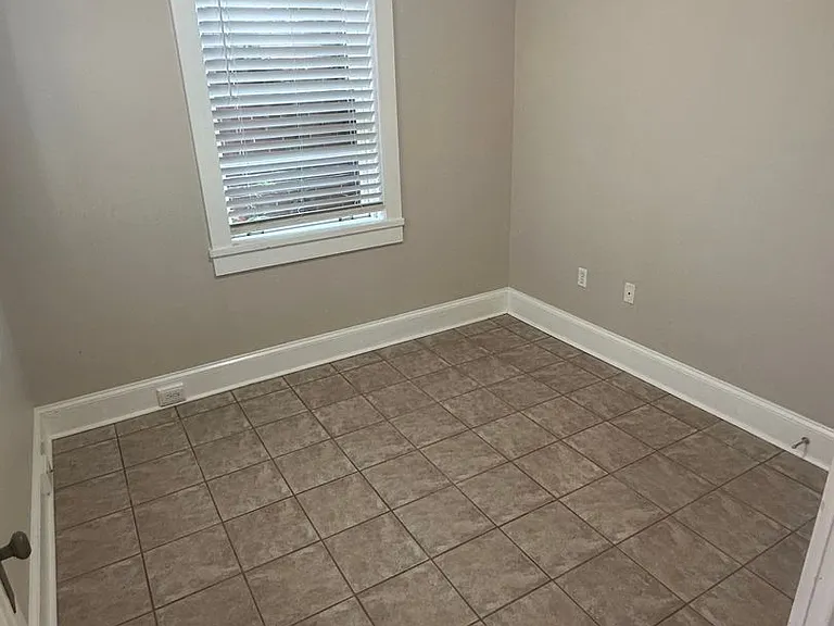 114 N Cypress St — Photo 15