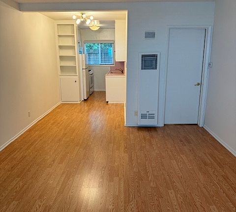 5th image of 12817 Moorpark St #3