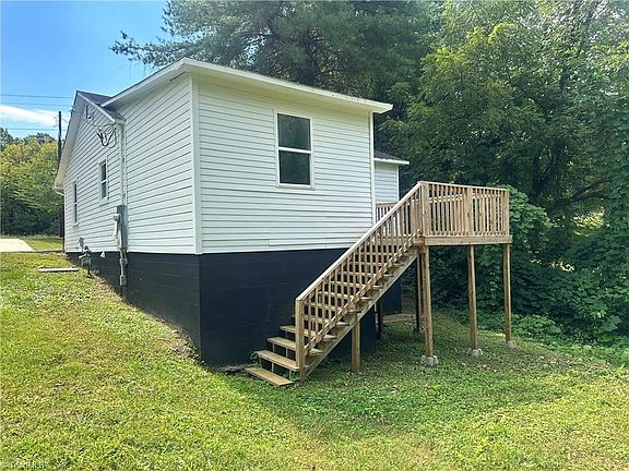 5th image of 621 E Sharpe St