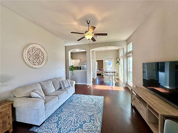 4th image of 1052 Venice Dr