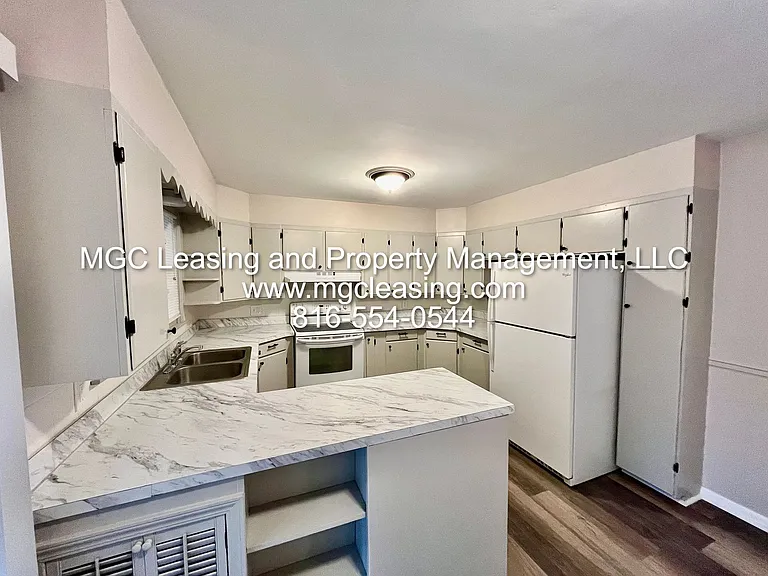 102 SE 9th St — Photo 12