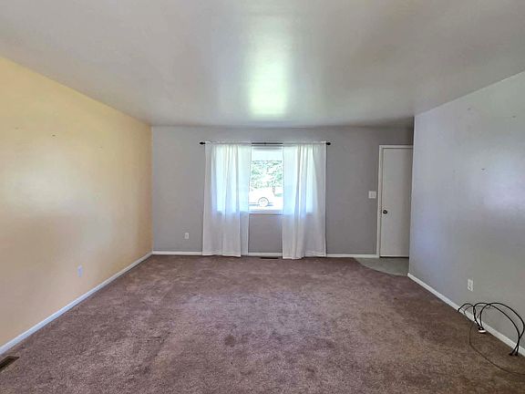 3rd image of 1065 Hilton Dr