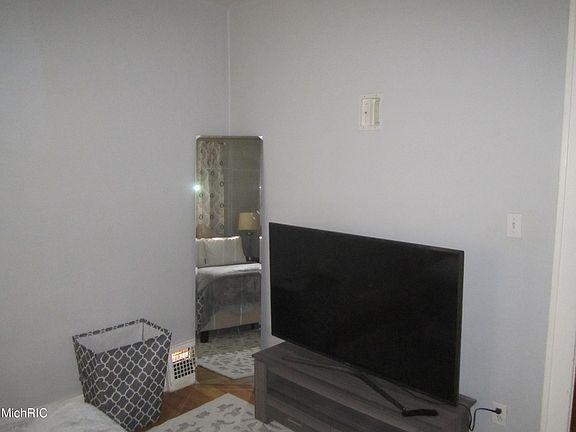 5th image of 19 Woodlawn Ave S