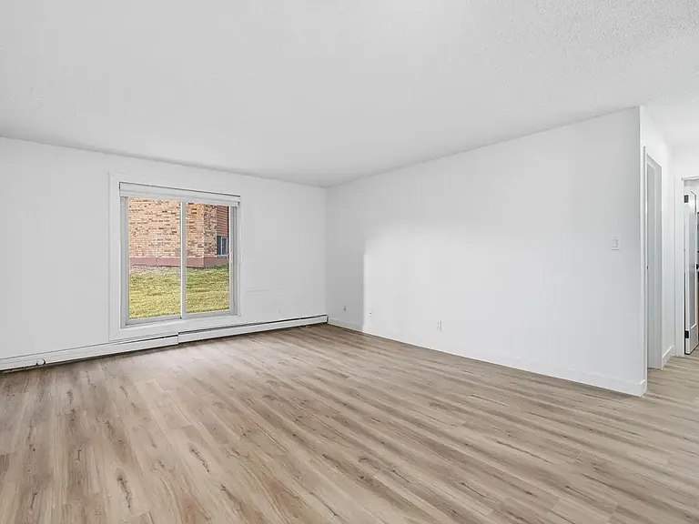 431 Wollaston Cres — Photo 9