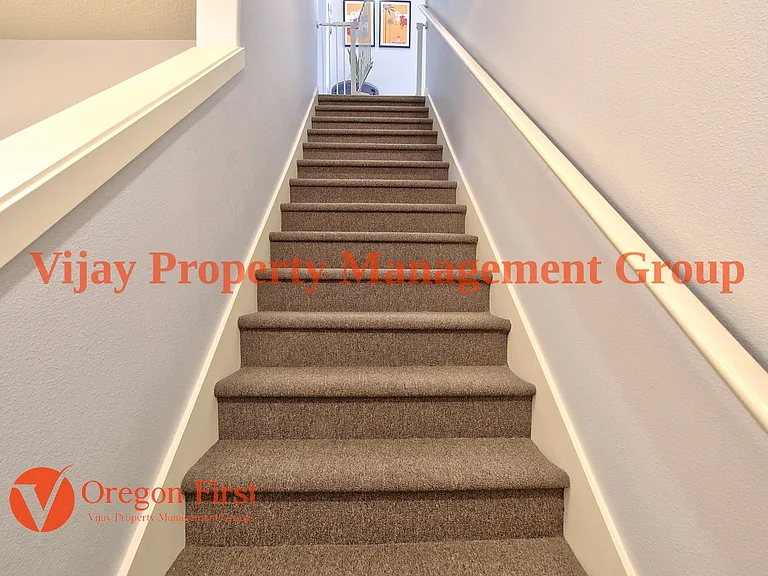 825 NE Wheelock Pl — Photo 4