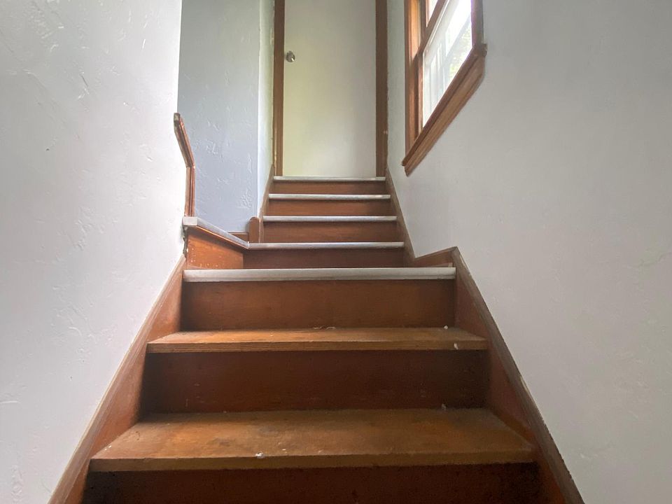 1st image of 284 E 200th St Floor 2