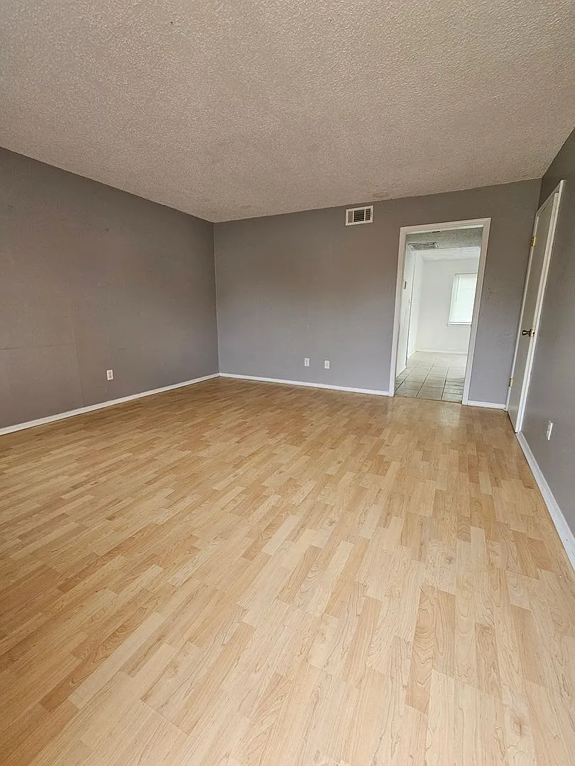 (2) Bed/(1.5) Bath Townhome Avail NOW! Pets Negotiable! — Photo 3