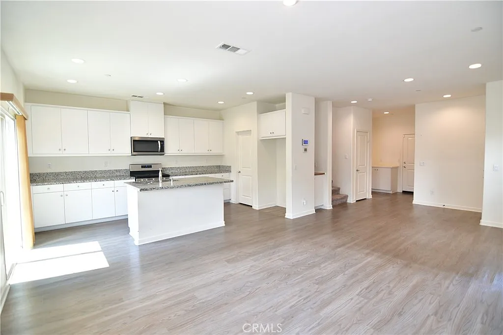 4 bed, 1818 sqft, $3,400 — Photo 3