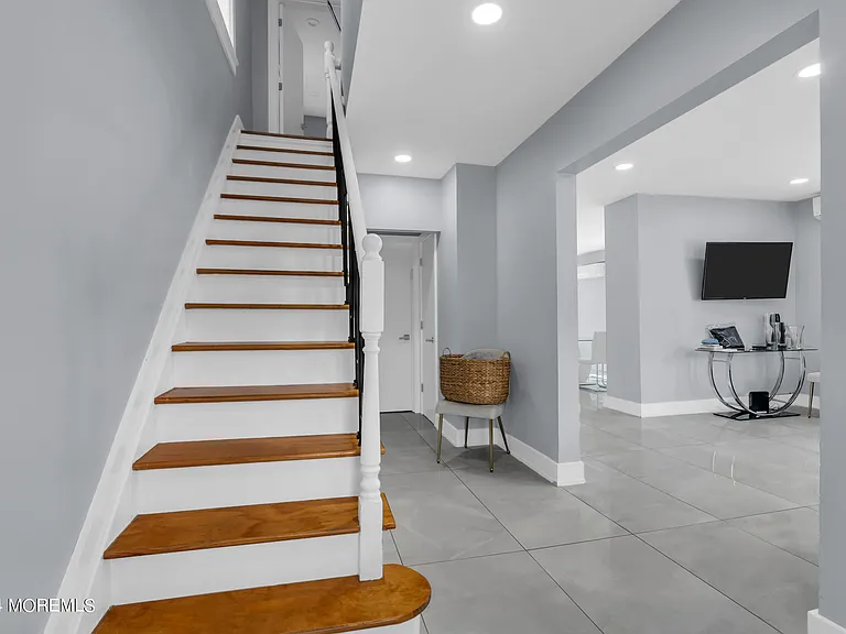 325 Roosevelt Ave — Photo 11