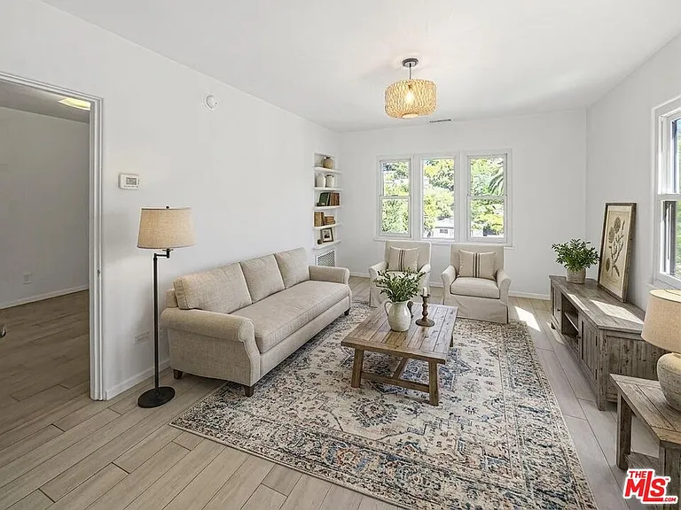 2049 Lake Shore Ave — Photo 8
