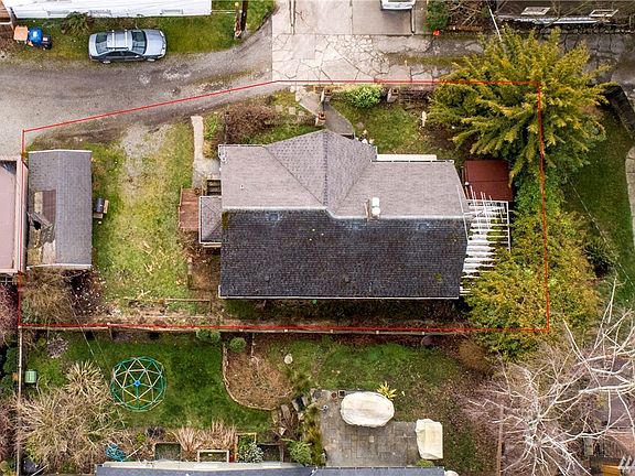 2nd image of 2618 Glenwilde Pl E