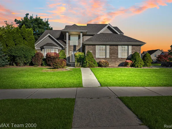 30003 Huron Meadows Dr, Rockwood, MI 48173