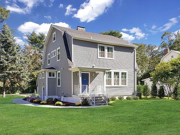 2nd image of 806 Glen Cove Ave