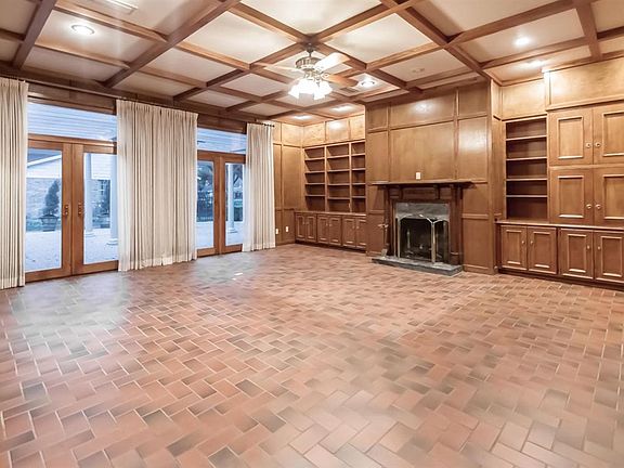 5th image of 3895 Kenwood Dr
