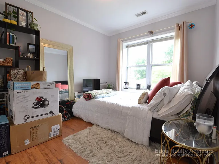 140 Newton St #4 — Photo 5