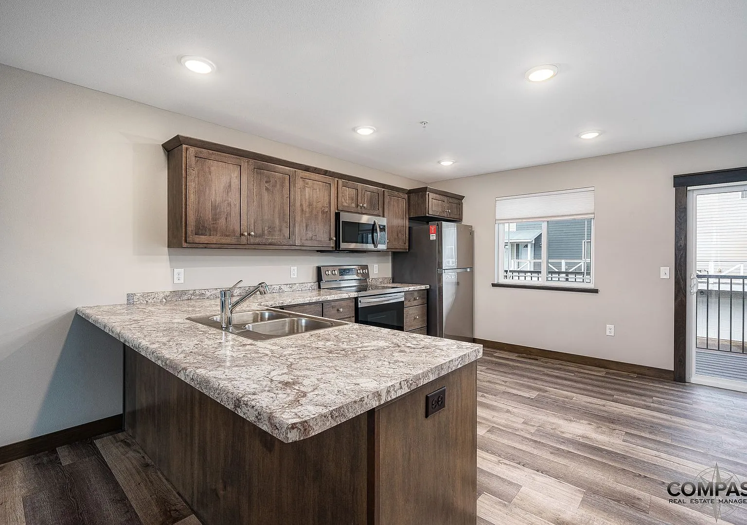 Spacious And Modern Townhome — Photo 3