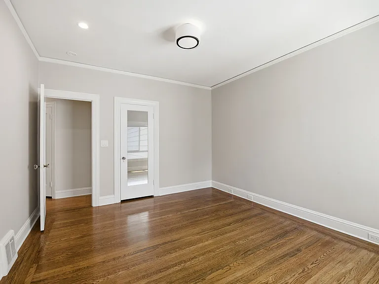 1141 Bay St — Photo 16
