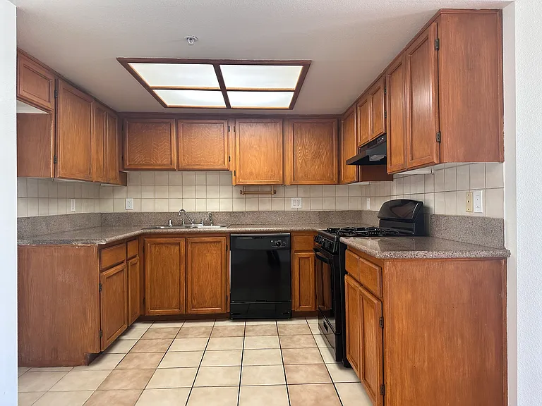 108 W Maple St #23 — Photo 9