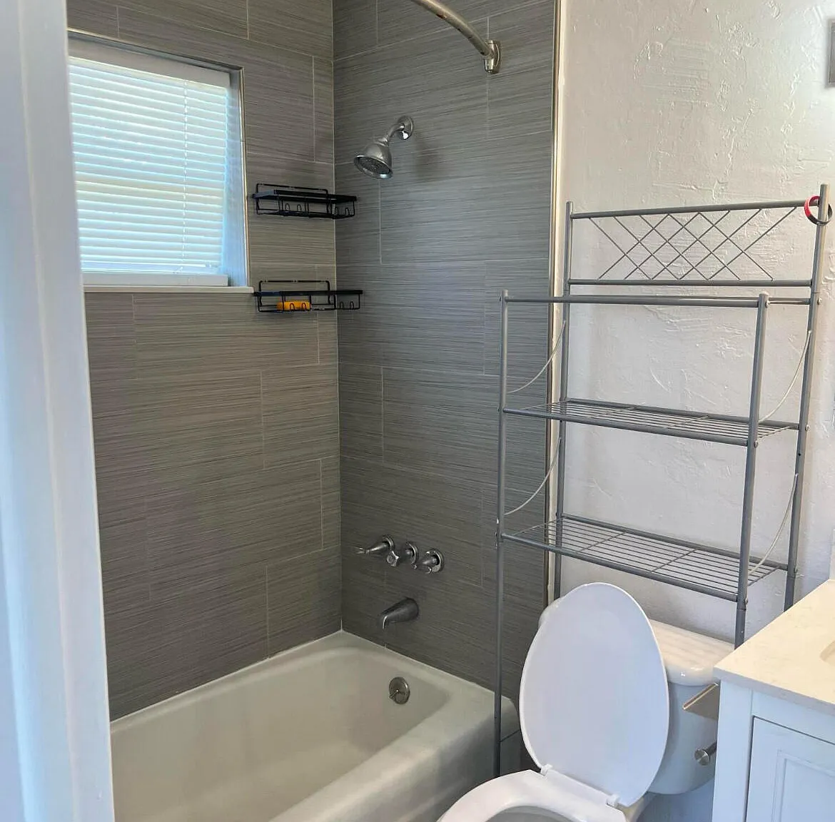 3 bed, 2.0 bath, 1364 sqft, $2,400 — Photo 4