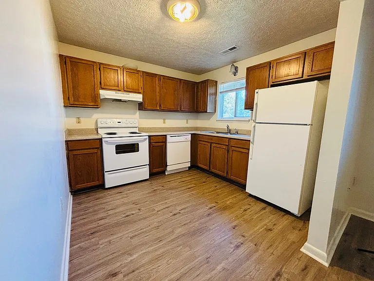 3 Bedroom, 2 Bath Apartment — Photo 9