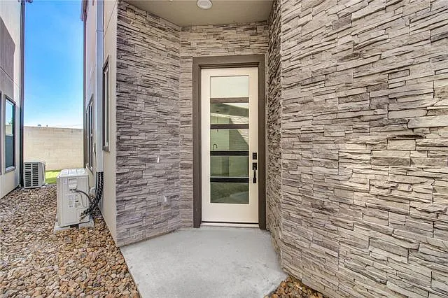 3 bed, 2.5 bath, 2101 sqft, $3,200 — Photo 3