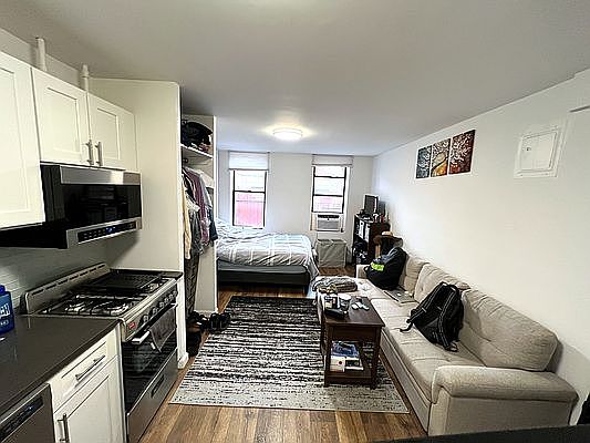 5th image of 324 E 6th St APT 8
