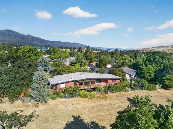 738 Fairway Ct, Ashland, OR 97520