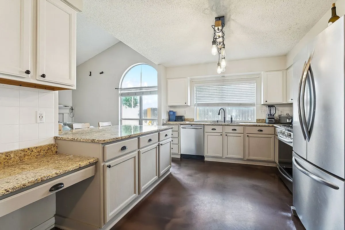 3 bed, 2.0 bath, 1931 sqft, $2,000 — Photo 3