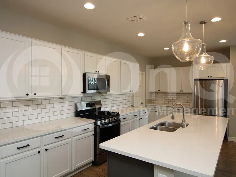 16535 W Desert Ln — Photo 2