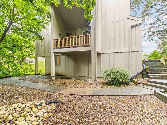 3rd image of 5906 N Oak Grove Pl #105