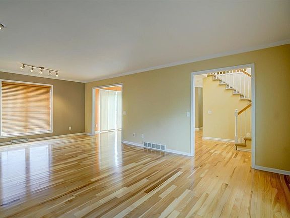 4th image of 909 Virgin Lake Dr
