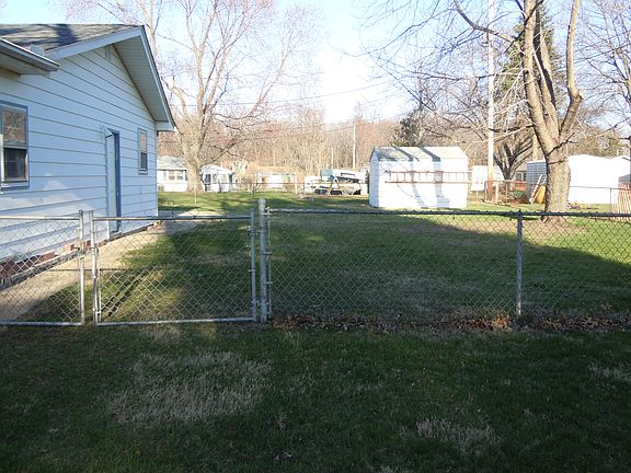 fenced in side yard 