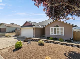 1884 NE Sunset Loop Dr, Roseburg, OR