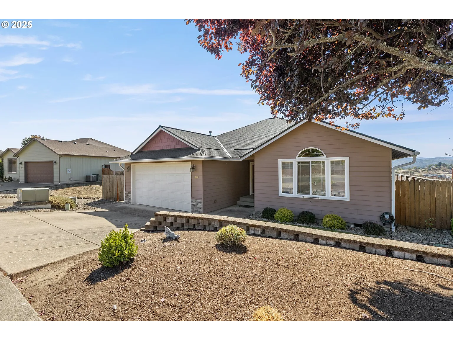 1884 NE Sunset Loop Dr photo 1