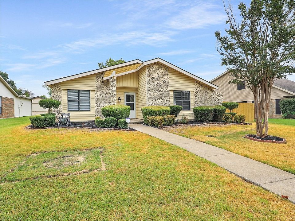 1st image of 2613 Royal Oaks Dr