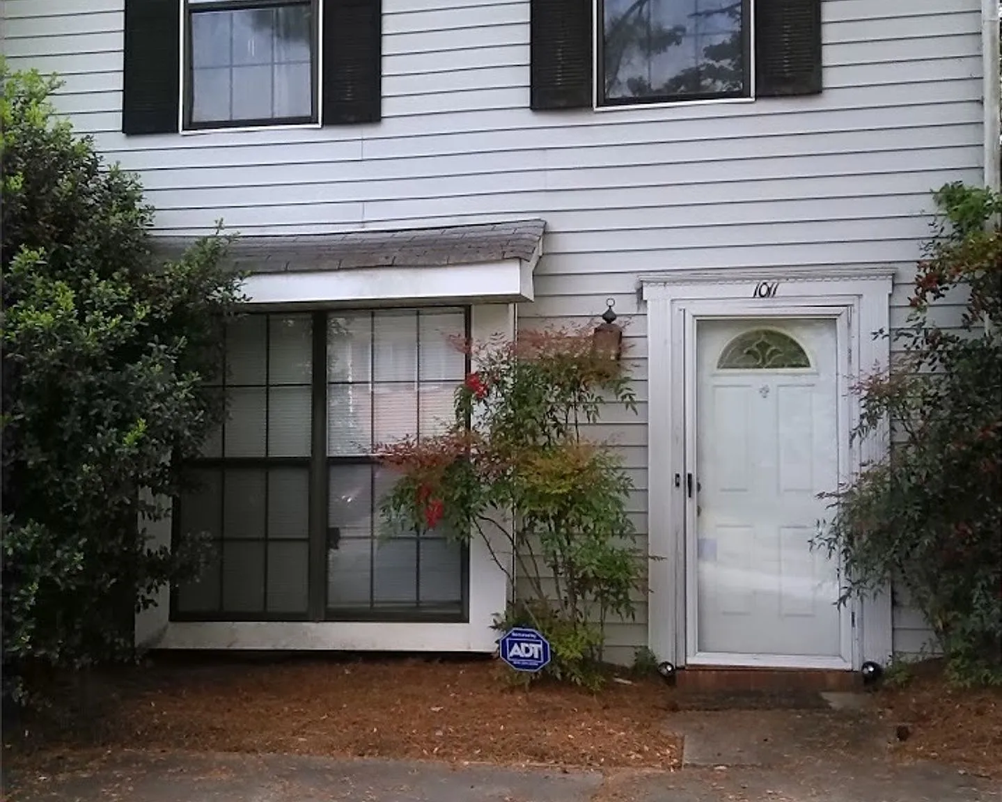 Updated Remodeled Townhome in Prime Smyrna Location! End Unit! — Photo 1