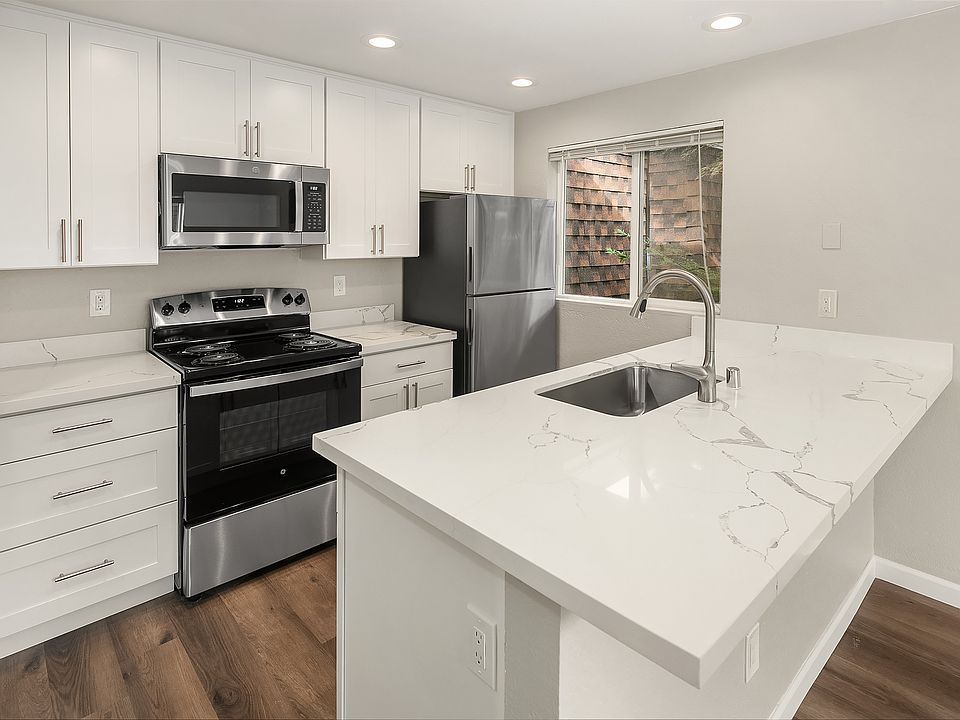COMPLETELY REMODELED KITCHEN WITH NEW QUARTZ COUNTERTOPS